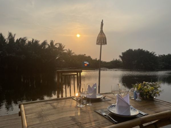 Hoi An Romantic Dining On Bamboo Raft